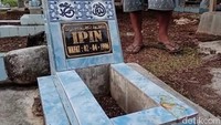Upin dan Ipin yang dimakamkan di Palu merupakan saudara kandung. Jarak waktu wafat keduanya hanya beda bulan, yakni pada Agustus 1995 dan April 1996.