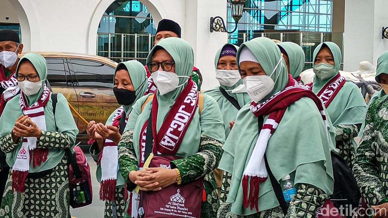 Setelah dua tahun tertunda, puluhan calon jemaah asal Yogyakarta akhirnya bisa berangkat ke Arab Saudi untuk ibadah umrah. Tangis haru mewarnai keberangkatan jemaah.