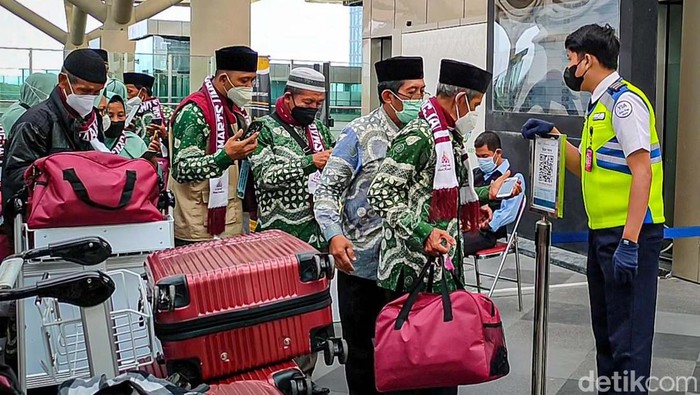 Setelah dua tahun tertunda, puluhan calon jemaah asal Yogyakarta akhirnya bisa berangkat ke Arab Saudi untuk ibadah umrah. Tangis haru mewarnai keberangkatan jemaah.