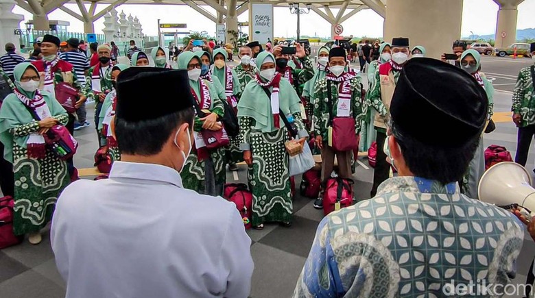 Setelah dua tahun tertunda, puluhan calon jemaah asal Yogyakarta akhirnya bisa berangkat ke Arab Saudi untuk ibadah umrah. Tangis haru mewarnai keberangkatan jemaah.