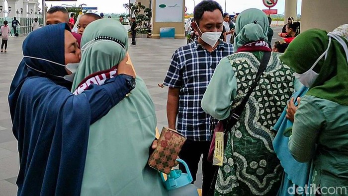 Momen Haru Jemaah asal Yogyakarta Bisa Berangkat Umrah Setelah dua tahun tertunda, puluhan calon jemaah asal Yogyakarta akhirnya bisa berangkat ke Arab Saudi untuk ibadah umrah. Tangis haru mewarnai keberangkatan jemaah.