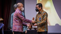 Penghargaan tersebut  diberikan langsung  Menteri Koperasi dan UKM Tenten Masduki (kanan) kepada Direktur Utama PT Jamkrindo Putrama Wahju Setyawan (tengah) didampingi   Deputi Bidang Usaha Mikro Kementerian Koperasi dan UKM Eddy Satriya, Selasa (19/1/2022).