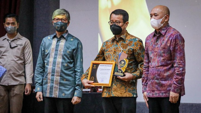 Momen Menkop Serahkan Penghargaan KUR PT Jamkrindo mendapatkan penghargaan sebagai perusahaan penjamin kredit usaha rakyat (KUR) terbaik I dari Kementerian Koordinator Bidang Perekonomian di Ajang KUR Award.