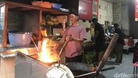 Dari awalnya berjualan di gerobak, kini menetap di rumah makan. Proses pembuatan mie goreng pun selalu menarik perhatian dengan api yang besar.