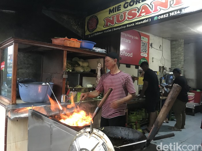 Mulur Unik! Mie Goreng Mang Udin yang Eksis 44 Tahun di Sukabumi Mulur Unik! Mie Goreng Mang Udin yang Eksis 44 Tahun di Sukabumi