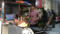 Namanya Mie Goreng Mang Udin Nusantara yang berlokasi di Jalan Arif Rahman Hakim nomor 76 Benteng, Kecamatan Warudoyong, Kota Sukabumi. Mie goreng ini sudah dijajakan sejak 1978.