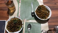 Mie goreng ini memiliki keistimewaan dari segi porsinya yang besar, bahkan disebut porsi kuli. Mie goreng dilengkapi potongan daging ayam dan sayuran.