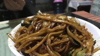 Terlihat warna mie gorengnya cokelat gelap. Teksturnya kenyal mulur dengan rasa yang gurih manis. Terjejak juga aroma asap karena mie goreng dimasak dengan api besar.