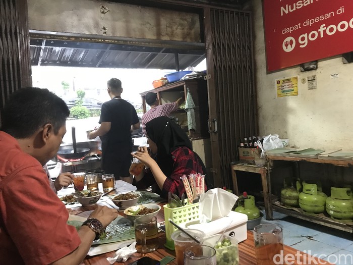 Mulur Unik! Mie Goreng Mang Udin yang Eksis 44 Tahun di Sukabumi Mulur Unik! Mie Goreng Mang Udin yang Eksis 44 Tahun di Sukabumi