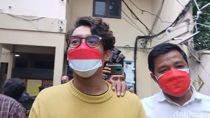 Musisi sekaligus aktor, Ardhito Pramono, mengajukan rehabilitasi usai ditangkap polisi terkait kasus narkoba. Pagi ini, Ardhito dibawa ke BNNP DKI Jakarta. (Karin NS/detikcom)