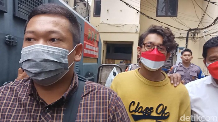 Musisi sekaligus aktor, Ardhito Pramono, mengajukan rehabilitasi usai ditangkap polisi terkait kasus narkoba. Pagi ini, Ardhito dibawa ke BNNP DKI Jakarta. (Karin NS/detikcom)