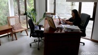 Wawancara sore itu, di kediamannya di Pangandaran, matahari terbenam begitu indah. Langit merah merona, semilir angin laut bertiup. Entah dari mana datangnya, suasana obrolan berubah kala Nadine mengingat betapa besarnya tanggung jawab yang bersandar di pundaknya.