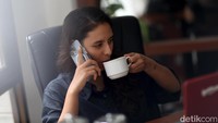 Mengunjungi perempuan berusia 27 tahun, anak Menteri KKP (Kementerian Kelautan dan Perikanan) RI Periode 2014-2019, yang sekaligus seorang putri dari wanita dengan julukan Ratu Pantai Selatan. Adalah Nadine Pascale Kaiser, anak dari Susi Pudjiastuti.