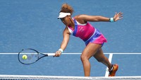 Sementara di bagian wanita ada juara bertahan Naomi Osaka. Petenis Jepang, yang menjadi unggulan ke-13 setelah istirahat panjang dari tenis pada akhir tahun lalu, memulai upayanya melawan Camila Osorio dari Kolombia. (AP/Hamish Blair)