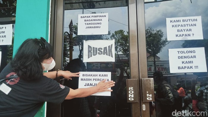 Nasabah menggelar tempel poster di kantor KSP Sejahtera Bersama Klaten, Selasa (18/1/2022).