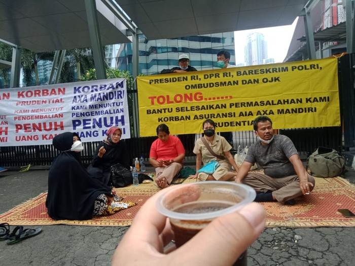 Nasabah menginap di kantor Prudential