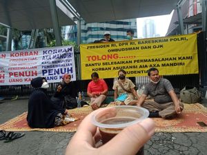 Tuntut Uang Kembali, Puluhan Nasabah Nginep di Depan Kantor Prudential