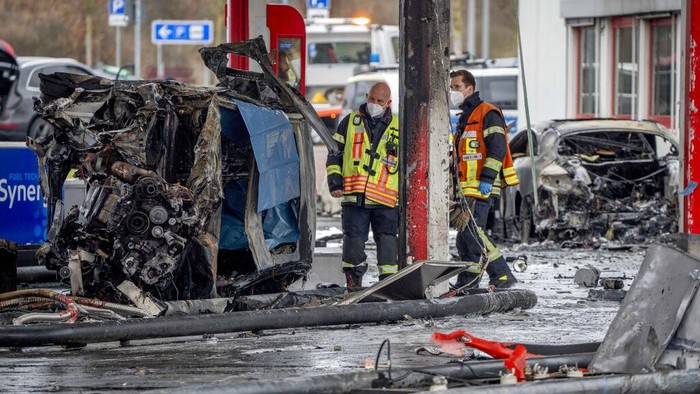 Sebuah mobil menabrak pom bensin di kawasan Jerman. Akibatnya, sejumlah mobil yang ada di pom bensin itu pun rusak berat. Ini penampakannya.