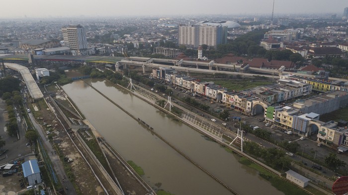 PEMBANGUNAN WISATA AIR DI KALIMALANG BEKASI Foto udara pembangunan proyek revitalisasi wisata air zona selebrasi di Kalimalang, Bekasi, Jawa Barat, Selasa (4/1/2022). Progres Pembangunan wisata air yang telah mencapai 40 persen tersebut akan dilanjutkan kembali pada tahun ini setelah sempat tersendat akibat adanya pembangunan tol Becakayu (Bekasi Cawang Kampung Melayu) seksi 2A. ANTARA FOTO/Fakhri Hermansyah/tom.