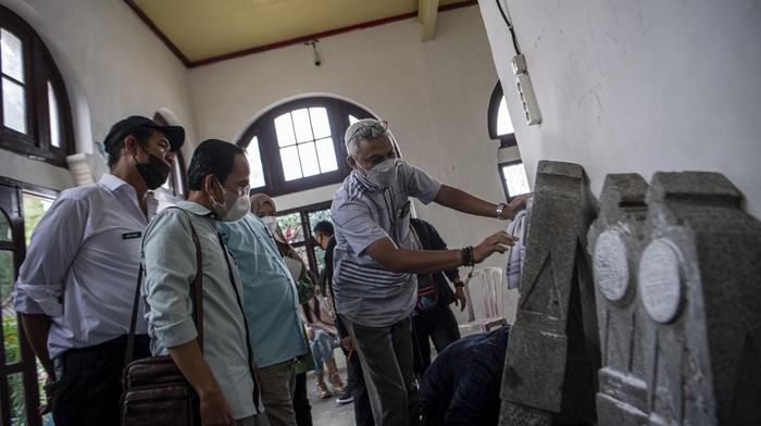 Arkeolog dari Kantor Arkeologi Sumsel mengukur untuk mengidentifikasi batu nisan kuno di Palembang, Sumatera Selatan, Selasa (18/1/2022). Empat batu nisan kuno berlafaz Arab tersebut ditemukan di kawasan 16 Ilir Palembang tersebut diduga berasal dari abad 19 sampai 20 pasca Kesultanan Palembang. ANTARA FOTO/Nova Wahyudi/hp.