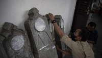 Batu nisan kuno itu diduga berasal dari abad 19 sampai 20 pasca Kesultanan Palembang.