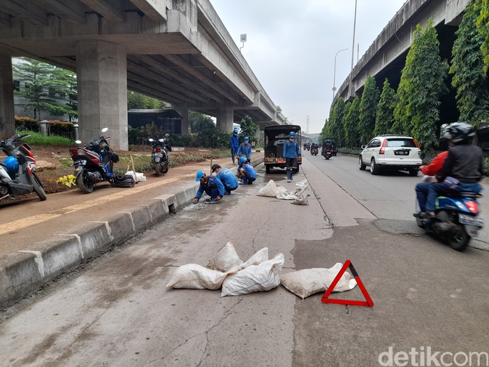Pengerjaan tali air di Jl DI Panjaitan, Jakarta Timur, 18 Januari 2022. (Marteen Ronaldo Pakpahan/detikcom)