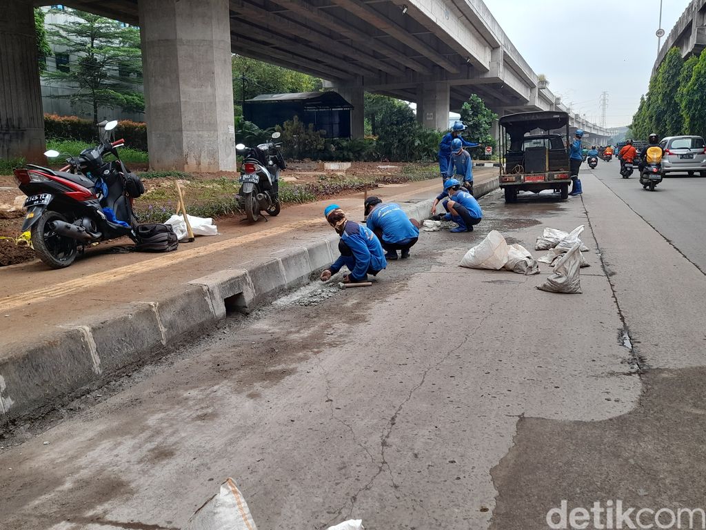 Pengerjaan tali air di Jl DI Panjaitan, Jakarta Timur, 18 Januari 2022. (Marteen Ronaldo Pakpahan/detikcom)