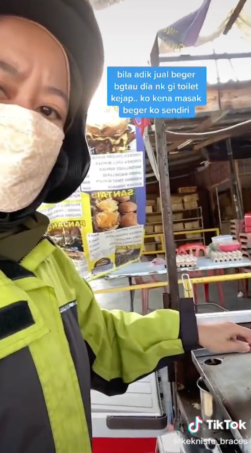 Penjual burger kebelet BAB saat sedang membuat burger pesanan pembeli.