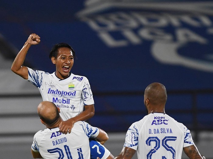 Pesepak bola Persib Bandung Mohammed Rashid (kiri bawah) berselebrasi bersama rekannya, Beckham Putra (atas) dan David Da Silva setelah berhasil membobol gawang Borneo FC dalam pertandingan sepak bola Liga 1 di Stadion I Wayan Dipta, Gianyar Bali, Selasa (18/1/2022). Persib berhasil memenangkan pertandingan dengan skor 1-0. ANTARA FOTO/Nyoman Budhiana/hp.