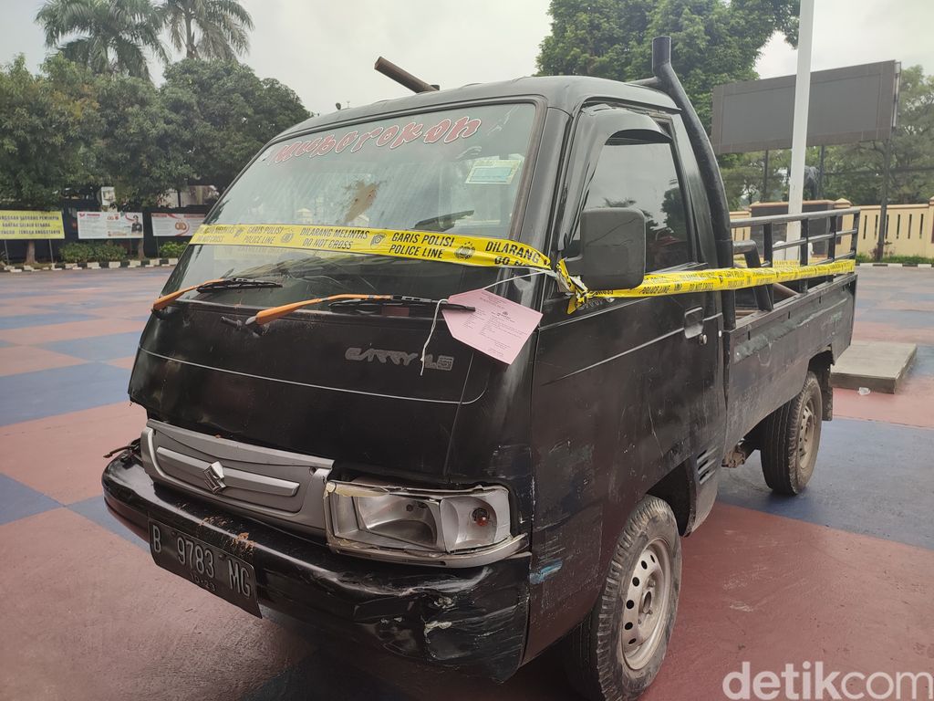 Polisi menggagalkan aksi pencurian mobil pikap di Jl Raya Sentul, Kabupaten Bogor. Pelaku AB (41) merupakan residivis spesialis pencurian mobil pikap. (Rizky AM/detkcom)