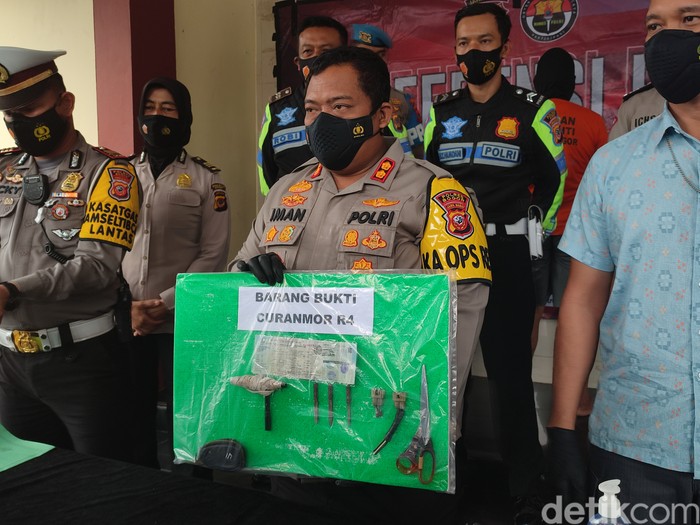 Polisi menggagalkan aksi pencurian mobil pikap di Jl Raya Sentul, Kabupaten Bogor. Pelaku AB (41) merupakan residivis spesialis pencurian mobil pikap. (Rizky AM/detkcom)