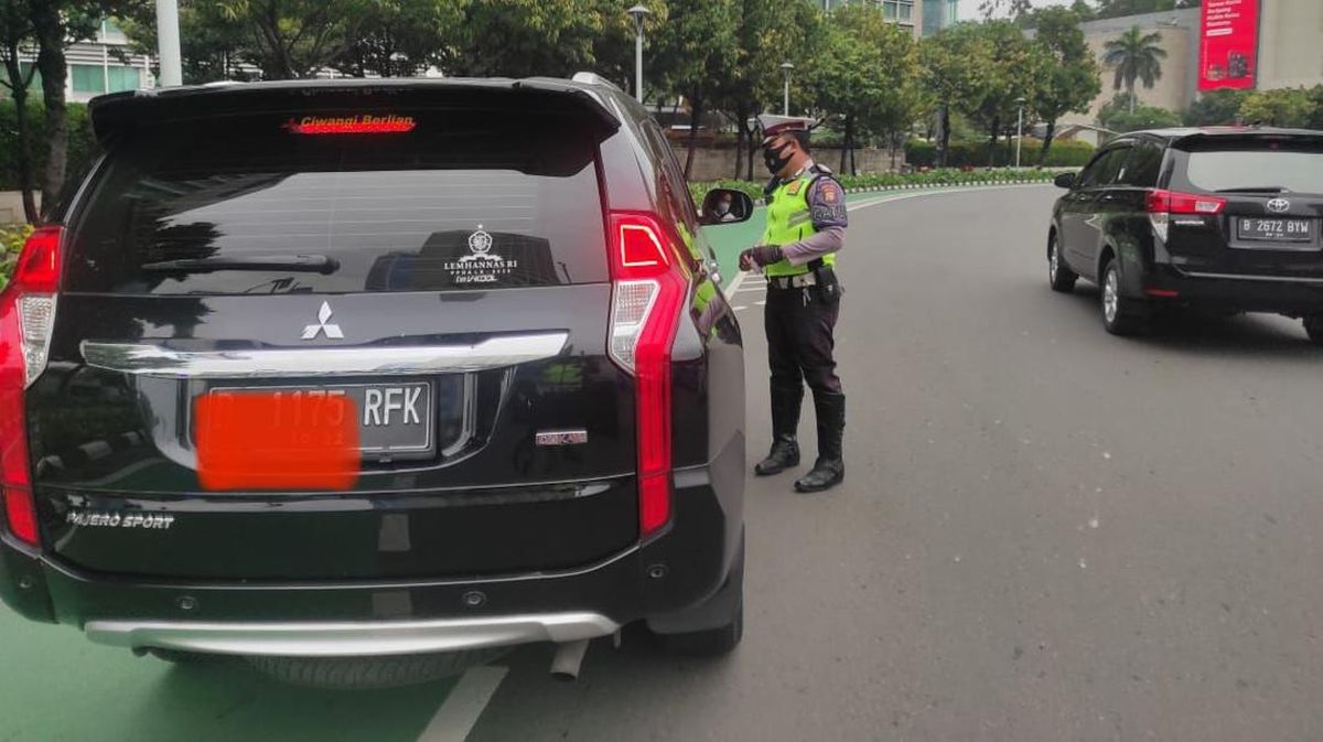 Mobil Nopol RF Ditilang Langgar Gage Jakarta