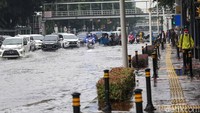 Genangan ini muncul setelah hujan deras mengguyur Jakarta siang tadi. Lokasi genangan berada di depan Kementrian KKP.