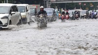 Drainase yang kurang baik, membuat air tergenang di beberapa ruas jalan.