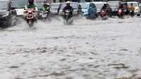 Pasukan PPSU pun dikerahkan untuk membuat genangan air cepat surut.