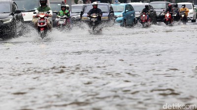 Air Hujan Juga Genangi Depan Gambir, Tidak Jauh dari Balai Kota