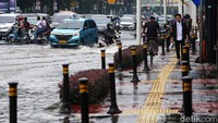 Genangan air merendam Jl Medan Merdeka Timur, Gambir, Jakarta Pusat, Selasa (18/1/2022). Menurut googlemaps, lokasi ini hanya berjarak 800 meter dari kantor gubernur DKI Jakarta. Foto diambil sekitar pukul 14.09 WIB.