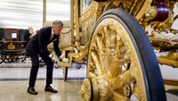 Seperti diketahui, kereta kuda yang disebut De Gouden Koets itu menjadi sorotan dan memicu kontroversi karena dinilai menjadi simbol perbudakan di masa lalu. Kritikus mengatakan bahwa kereta kuda itu salah satu sisinya dihiasi dengan lukisan bergambar orang-orang wilayah jajahan yang mengagungkan masa kolonial Belanda. AFP PHOTO/ANP/ROBIN VAN LONKHUIJSEN.  