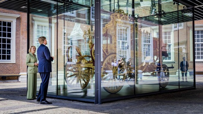 Raja Belanda umumkan kerajaan berhenti gunakan De Gouden Koets. Kereta emas yang salah satu sisinya bergambar orang-orang wilayah jajahan itu memicu kontroversi