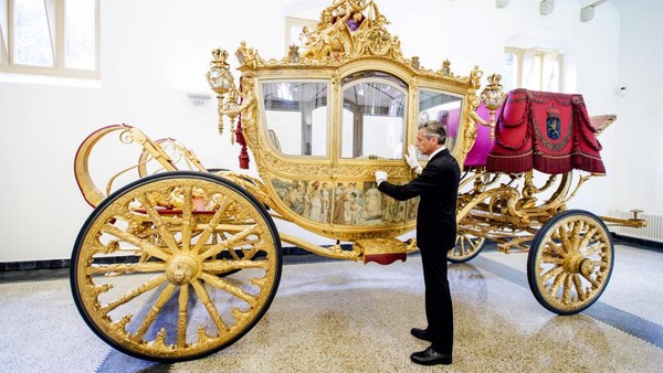 Raja Belanda, Willem-Alexander, telah mengumumkan bahwa pihak kerajaan berhenti menggunakan kereta emas bersejarah, yang mengundang perdebatan karena dikaitkan dengan perbudakan di masa lalu. Pengumuman itu dilakukan kerajaan Belanda pada Kamis (13/1/2022) lalu. AFP PHOTO/ANP/ROBIN VAN LONKHUIJSEN.