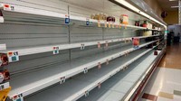 Saat ini kapasitas pangan di AS sudah menurun 12% dari untuk stok makanan, minuman, pembersih rumah tangga, dan produk kebersihan pribadi. Selain itu, produk makanan stoknya turun sebesar 15%. (dok. edition.cnn.com)