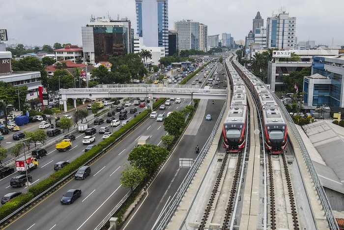 Foto udara gerbong kereta Light Rail Transit (LRT) terparkir di jalur Pancoran, Jakarta, Rabu (12/1/2022). Progres perkembangan pembangunan transportasi Lintas Rel Terpadu atau LRT yang akan melintas di Jakarta - Bogor - Depok - Bekasi (Jabodebek) tersebut sudah mencapai 88,60 persen, saat ini telah memasuki tahapan uji coba atau tahapan testing commisioning (tes fungsi) untuk rute Pancoran-Dukuh Atas. ANTARA FOTO/Galih Pradipta/foc.