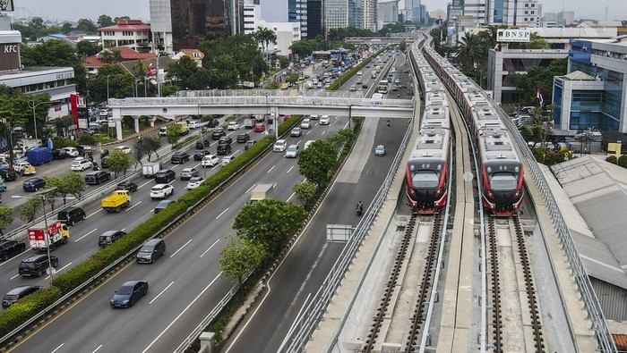 Foto udara gerbong kereta Light Rail Transit (LRT) terparkir di jalur Pancoran, Jakarta, Rabu (12/1/2022). Progres perkembangan pembangunan transportasi Lintas Rel Terpadu atau LRT yang akan melintas di Jakarta - Bogor - Depok - Bekasi (Jabodebek) tersebut sudah mencapai 88,60 persen, saat ini telah memasuki tahapan uji coba atau tahapan testing commisioning (tes fungsi) untuk rute Pancoran-Dukuh Atas. ANTARA FOTO/Galih Pradipta/foc.