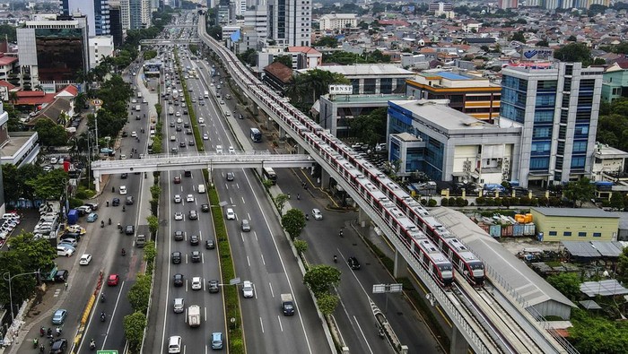 Foto udara gerbong kereta Light Rail Transit (LRT) terparkir di jalur Pancoran, Jakarta, Rabu (12/1/2022). Progres perkembangan pembangunan transportasi Lintas Rel Terpadu atau LRT yang akan melintas di Jakarta - Bogor - Depok - Bekasi (Jabodebek) tersebut sudah mencapai 88,60 persen, saat ini telah memasuki tahapan uji coba atau tahapan testing commisioning (tes fungsi) untuk rute Pancoran-Dukuh Atas. ANTARA FOTO/Galih Pradipta/foc.