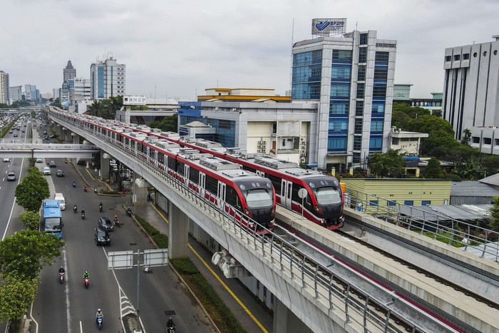 Foto udara gerbong kereta Light Rail Transit (LRT) terparkir di jalur Pancoran, Jakarta, Rabu (12/1/2022). Progres perkembangan pembangunan transportasi Lintas Rel Terpadu atau LRT yang akan melintas di Jakarta - Bogor - Depok - Bekasi (Jabodebek) tersebut sudah mencapai 88,60 persen, saat ini telah memasuki tahapan uji coba atau tahapan testing commisioning (tes fungsi) untuk rute Pancoran-Dukuh Atas. ANTARA FOTO/Galih Pradipta/foc.