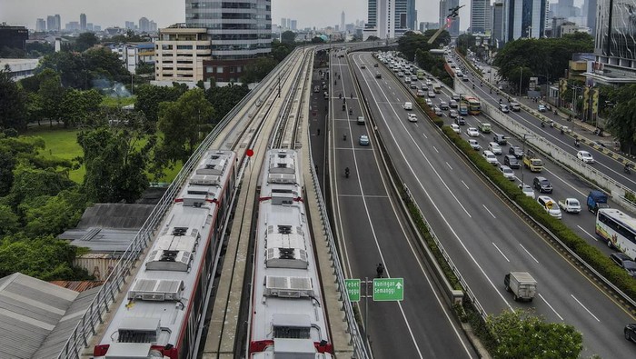 Foto udara gerbong kereta Light Rail Transit (LRT) terparkir di jalur Pancoran, Jakarta, Rabu (12/1/2022). Progres perkembangan pembangunan transportasi Lintas Rel Terpadu atau LRT yang akan melintas di Jakarta - Bogor - Depok - Bekasi (Jabodebek) tersebut sudah mencapai 88,60 persen, saat ini telah memasuki tahapan uji coba atau tahapan testing commisioning (tes fungsi) untuk rute Pancoran-Dukuh Atas. ANTARA FOTO/Galih Pradipta/foc.