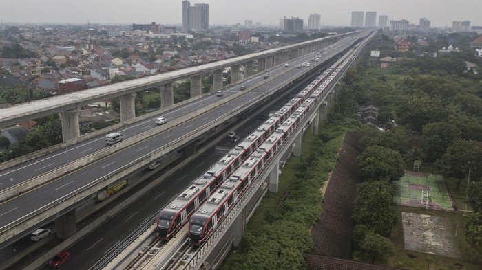 Foto udara gerbong kereta Light Rail Transit (LRT) terparkir di jalur Pancoran, Jakarta, Rabu (12/1/2022). Progres perkembangan pembangunan transportasi Lintas Rel Terpadu atau LRT yang akan melintas di Jakarta - Bogor - Depok - Bekasi (Jabodebek) tersebut sudah mencapai 88,60 persen, saat ini telah memasuki tahapan uji coba atau tahapan testing commisioning (tes fungsi) untuk rute Pancoran-Dukuh Atas. ANTARA FOTO/Galih Pradipta/foc.