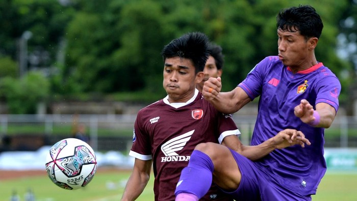 Pesepak bola PSM Makassar M. Rizky Eka Pratama (kiri) berebut bola dengan pesepak bola Persik Kediri Ady Eko Jayanto (kanan) saat pertandingan Liga 1 di Stadion I Gusti Ngurah Rai, Denpasar, Bali, Selasa (18/1/2022). PSM Makassar bermain imbang dengan Persik Kediri dengan skor 0-0. ANTARA FOTO/Fikri Yusuf/hp