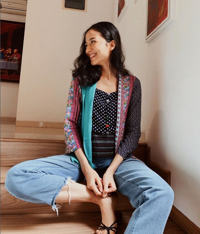 Putri Marino memadukan tank-top motif polka dot dengan kebaya modern dari brand lokal Lemari Lila. Chic dan stylish dengan unsur kelokalan. Foto: Instagram/@putrimarino