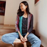 Putri Marino memadukan tank-top motif polka dot dengan kebaya modern dari brand lokal Lemari Lila. Chic dan stylish dengan unsur kelokalan. Foto: Instagram/@putrimarino